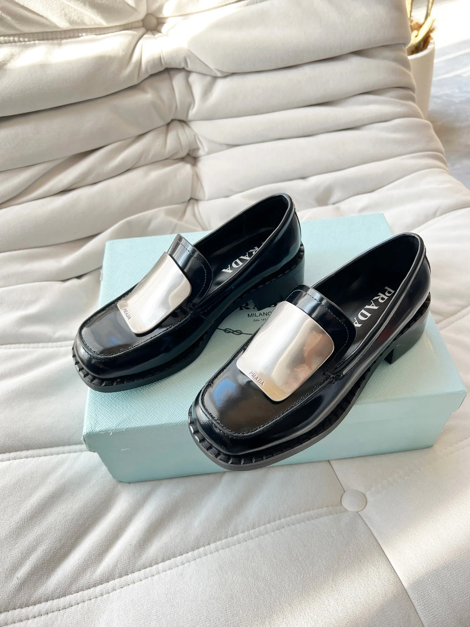 👟👟Ex-factory price 560👟👟 Prada’s new spring and summer women’s clothing｜Absolutely beautiful🥰Exception! Extra number! Anita will continue to update the latest SS25 catwalk pre-sale models, with novel logos as soul mates. Full of fun ~ Adhering to the trend-setting vane, you must believe in Prada's ability to capture fashion. 35-42 yards